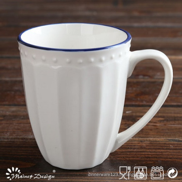 Tasse de jante bleue en relief de porcelaine blanche